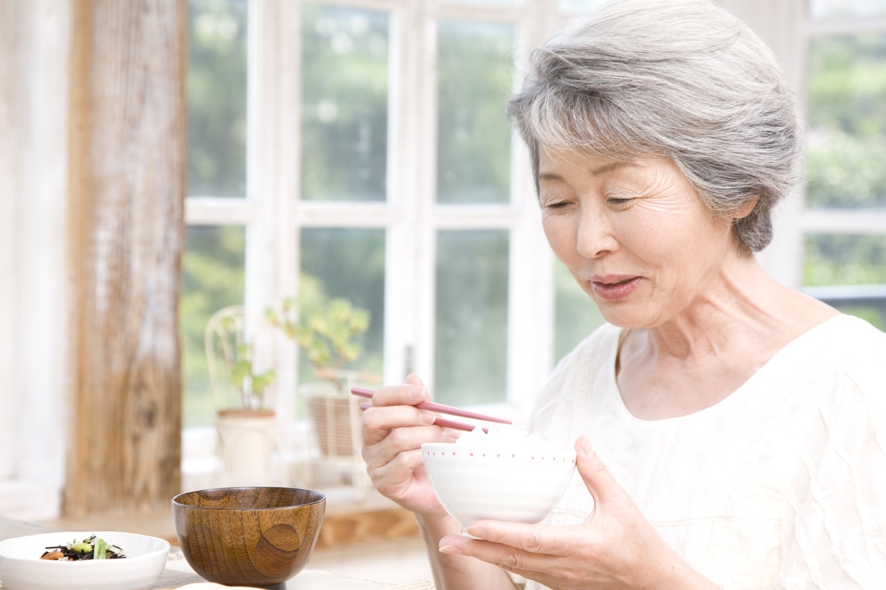 入れ歯を入れた人の食事風景